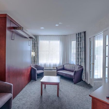 Quality Suites Sainte-Anne-de-Beaupré Exterior photo
