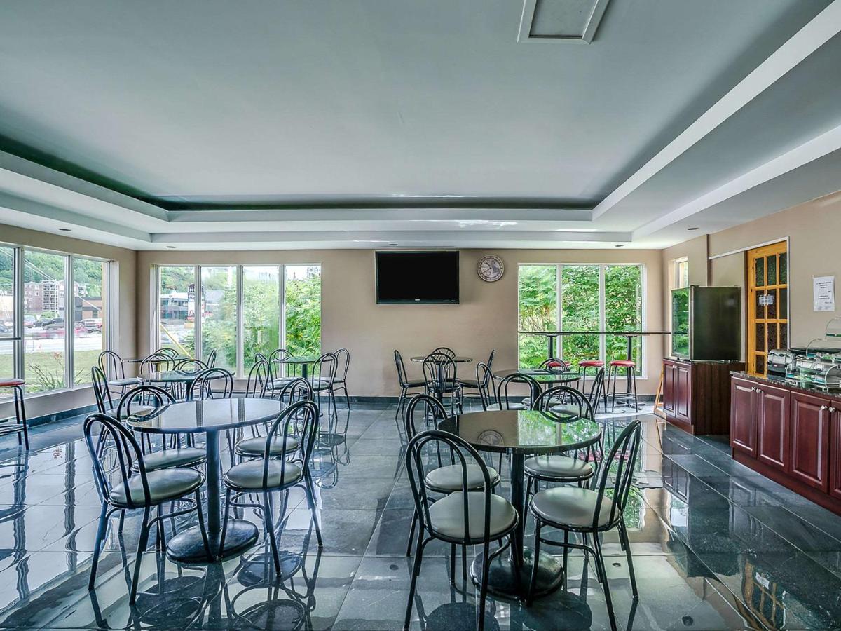 Quality Suites Sainte-Anne-de-Beaupré Exterior photo